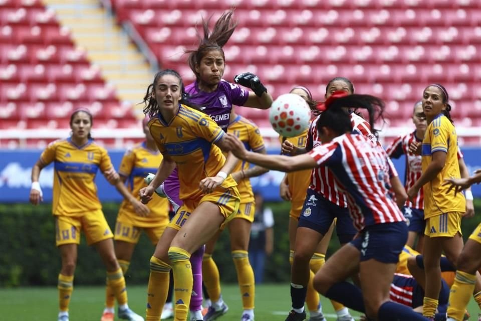 Juego de la Liga femenil Mx entre Chivas y Tigres en el Estadio AKRON.