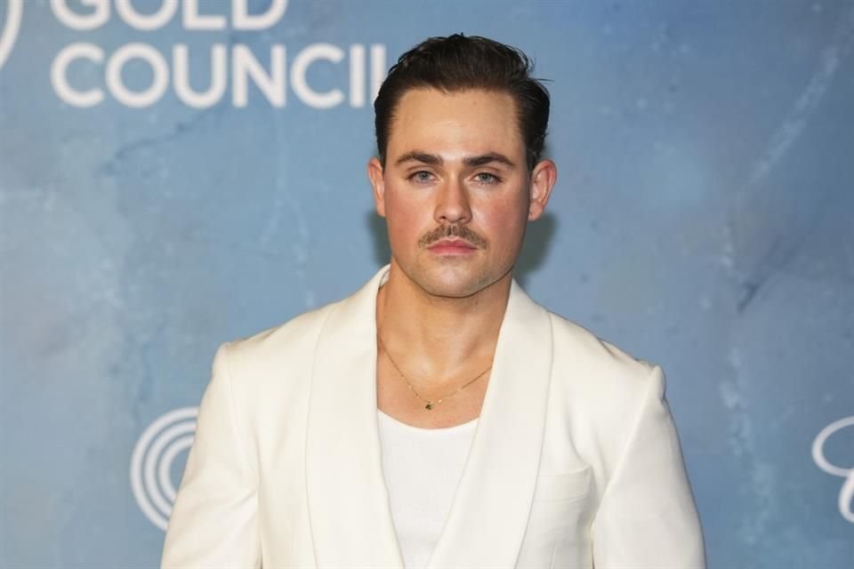 Dacre Montgomery, muy serio y atento a las indicaciones.