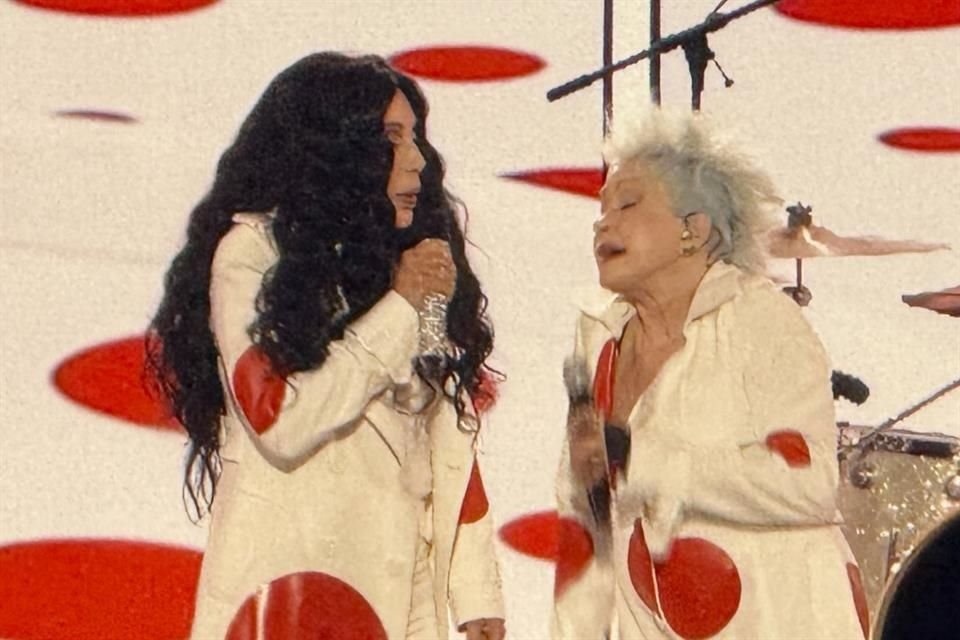 El ícono del pop de los 80, Cyndi Lauper, invitó a amigas como Cher, SZA y Joni Mitchell para acompañarla en el final de su gira de despedida.