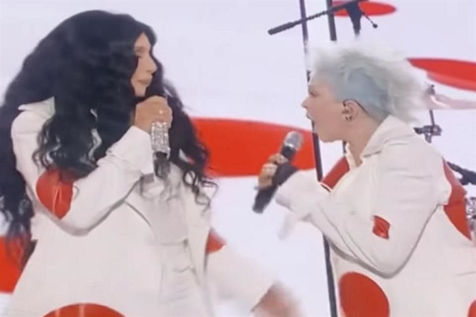 Con Cher, su amiga de toda la vida, finalizó con un dueto de 'Girls Just Want to Have Fun'.