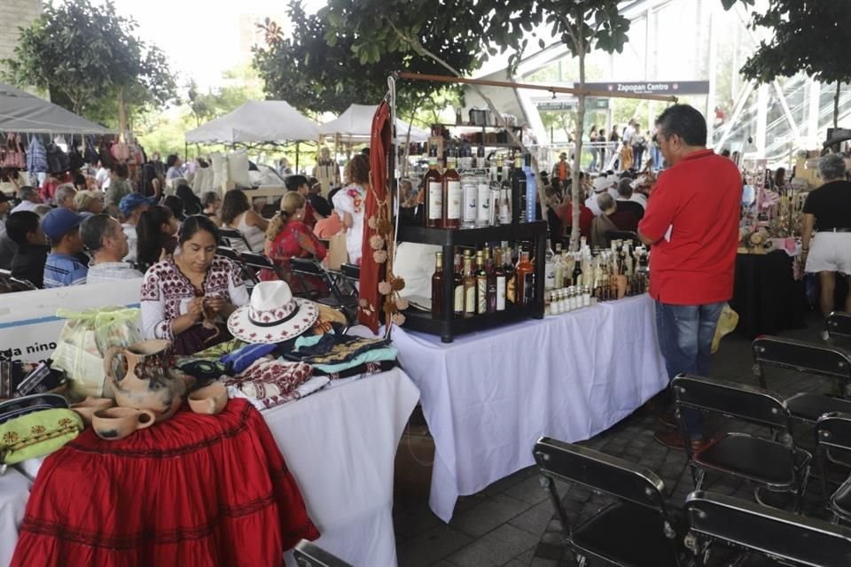 Feria para adultos mayores realizada por el DIF Zapopan.