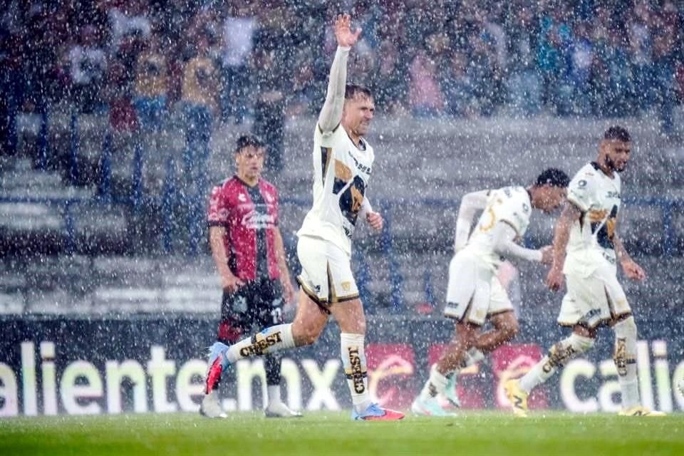Bajo un aguacero y hasta granizo en CU, Aaron Ramsey metió su primer gol en la Liga MX para darle la victoria a los Pumas.