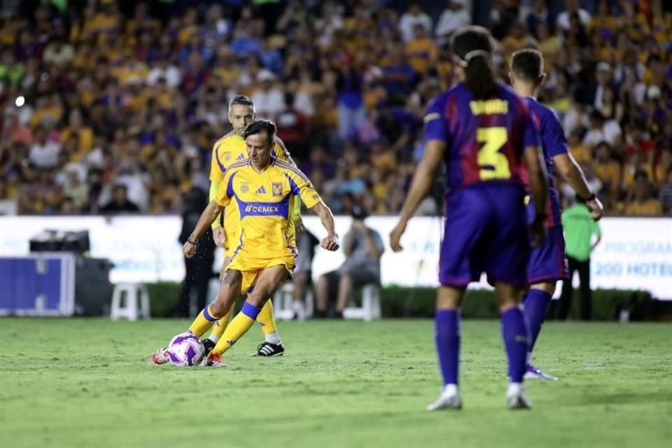 Lucas Lobos hizo un golazo de tiro libre para adelantar a los felinos 2-1.