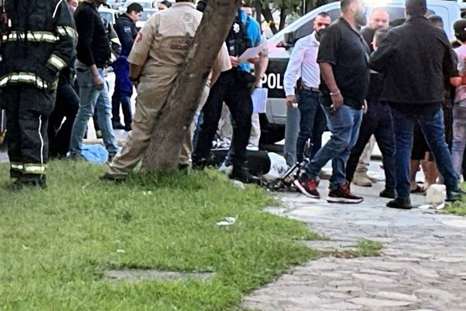 Un menor de 15 años murió al estrellarse en su moto contra una unidad del Macrobús en el cruce de Independencia y Paseo del Zoológico.