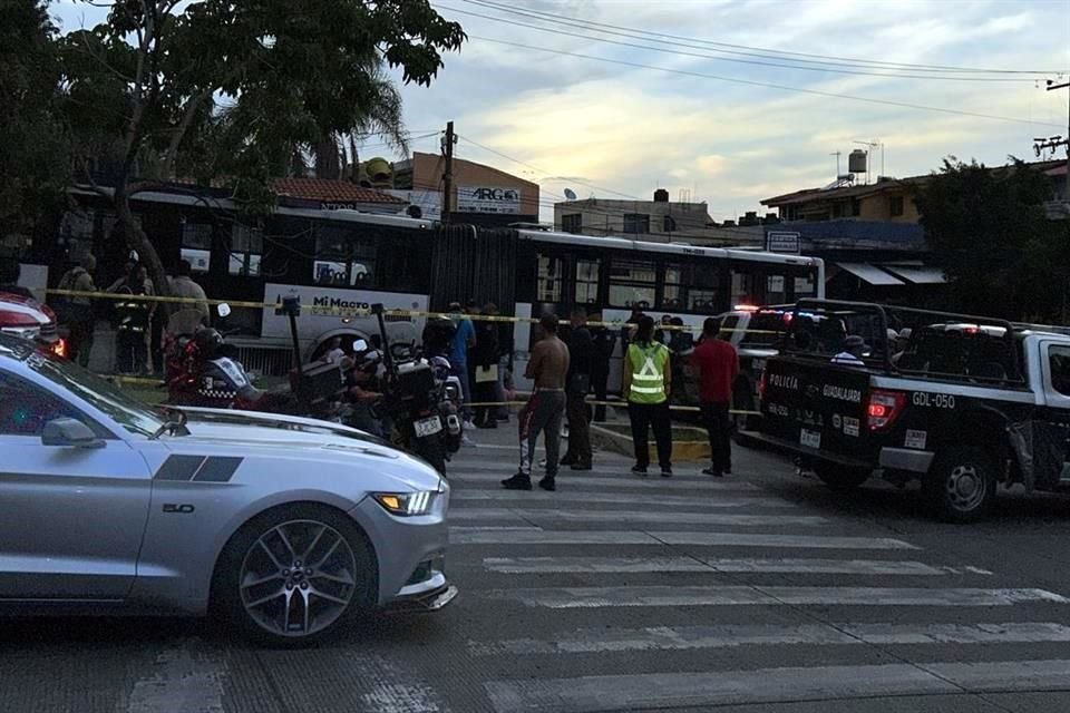Un menor de 15 años murió al estrellarse en su moto contra una unidad del Macrobús en el cruce de Independencia y Paseo del Zoológico.