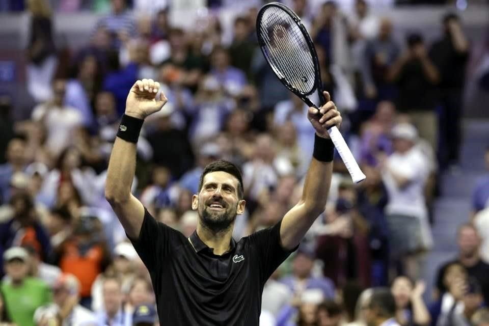 Novak Djokovic sigue adelante en el US Open con una victoria contundente para llegar a Cuartos de Final pese a tener molestias en su cuello.