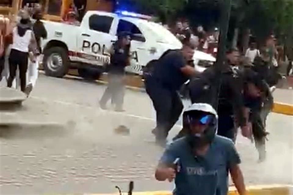 Un sujeto que estaba siendo detenido en Tequila logró quitarle la pistola a un policía municipal y realizar detonaciones.