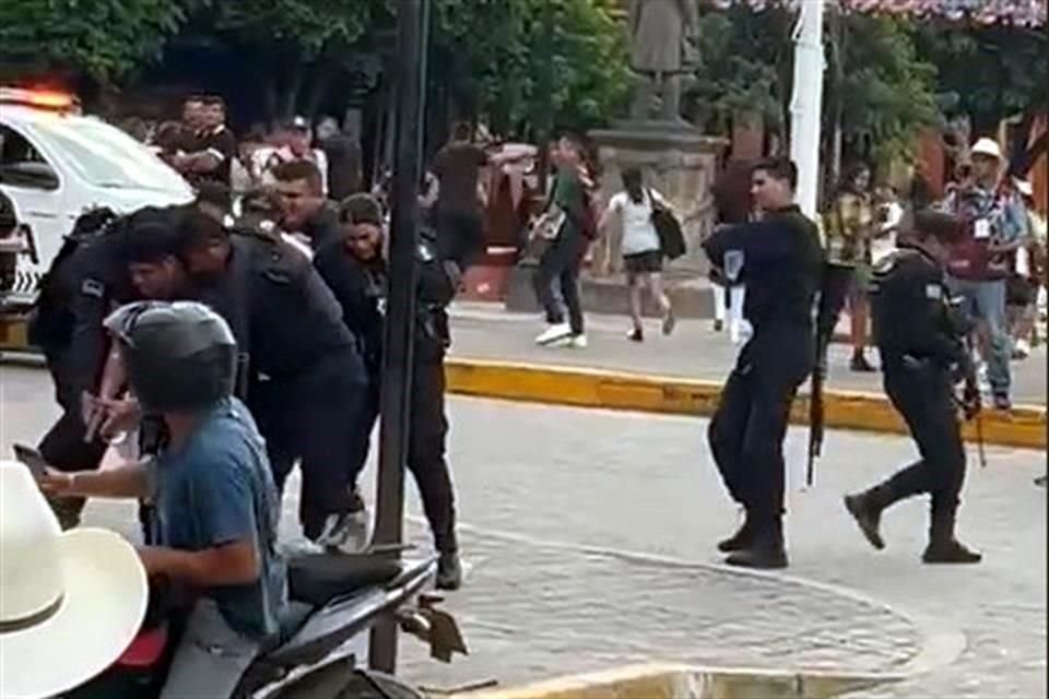 Un sujeto que estaba siendo detenido en Tequila logró quitarle la pistola a un policía municipal y realizar detonaciones.