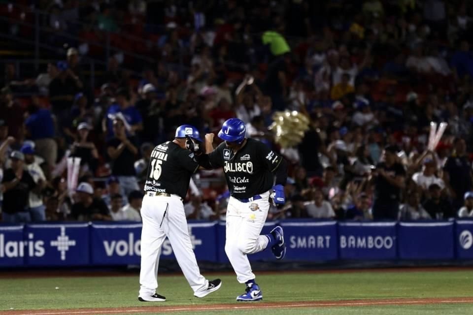 Charros de Jalisco dio el primer golpe en la Serie de Campeonato de la Liga Mexicana de Beisbol al vencer 11-9 a Sultanes de Monterrey.