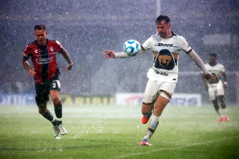 Aaron Ramsey festejó con llanto en el vestidor de Pumas tras anotar el gol del triunfo sobre Atlas, así lo reveló Efraín Juárez, DT de Pumas.