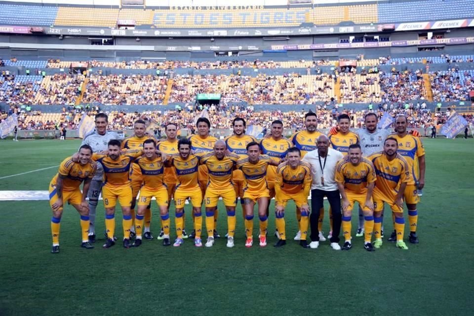 Con tres goles anotados por David 'Guaje' Villa, dos de ellos de penal, las Leyendas del Barcelona vencieron en el Uni 3-2 a las Leyendas de Tigres.