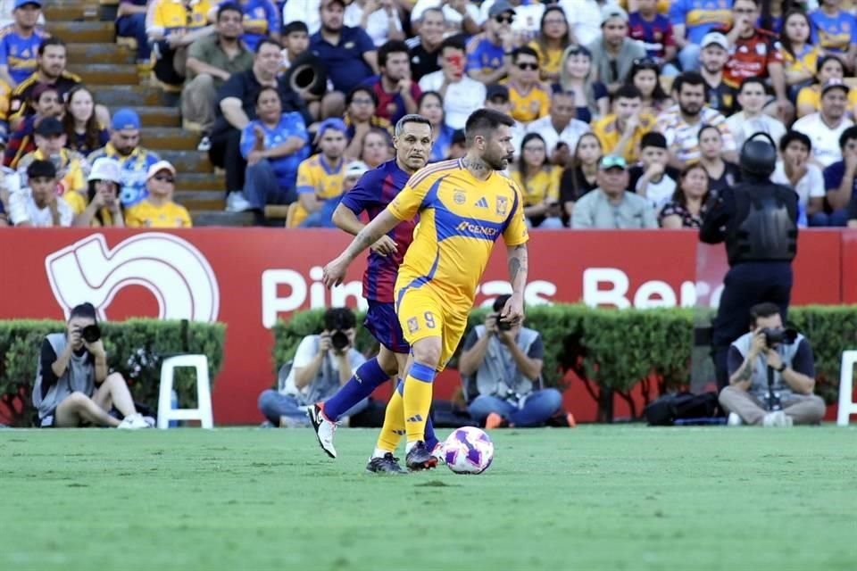 Con tres goles anotados por David 'Guaje' Villa, dos de ellos de penal, las Leyendas del Barcelona vencieron en el Uni 3-2 a las Leyendas de Tigres.