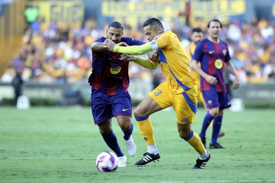 Con tres goles anotados por David 'Guaje' Villa, dos de ellos de penal, las Leyendas del Barcelona vencieron en el Uni 3-2 a las Leyendas de Tigres.