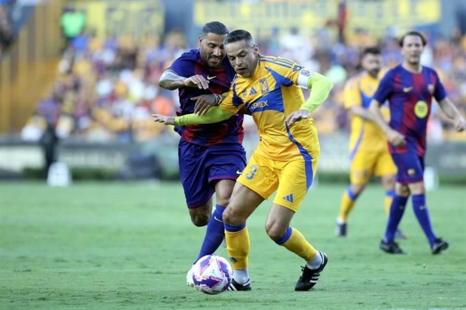 Con tres goles anotados por David 'Guaje' Villa, dos de ellos de penal, las Leyendas del Barcelona vencieron en el Uni 3-2 a las Leyendas de Tigres.