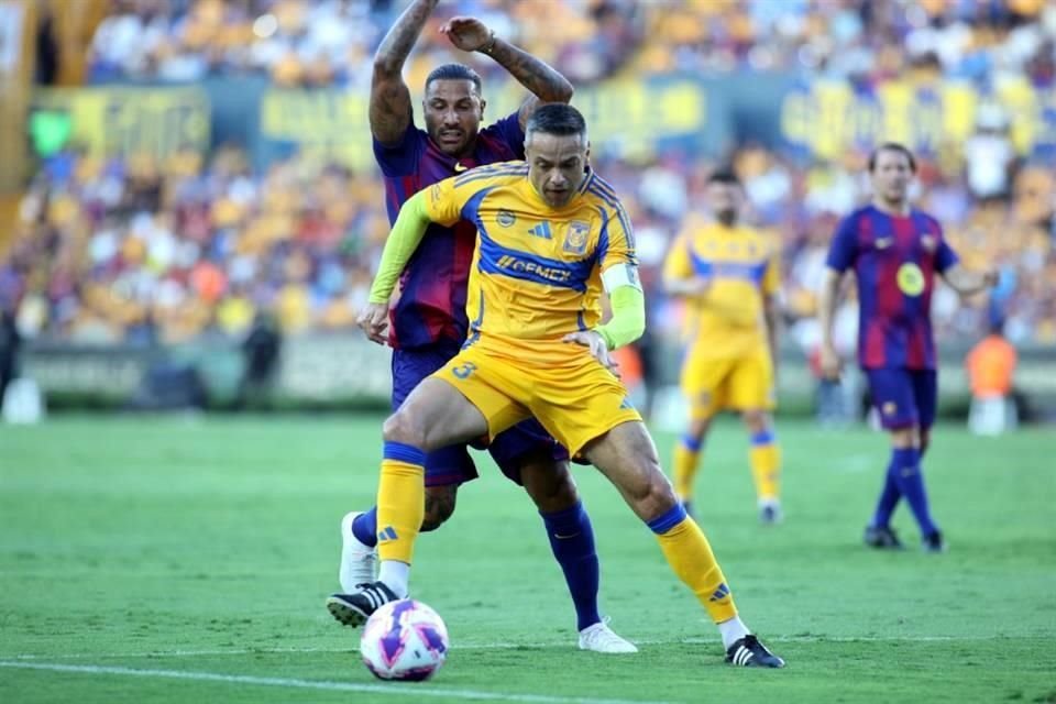 Con tres goles anotados por David 'Guaje' Villa, dos de ellos de penal, las Leyendas del Barcelona vencieron en el Uni 3-2 a las Leyendas de Tigres.