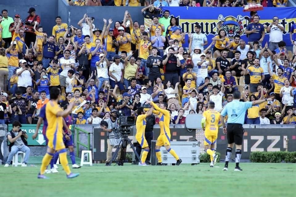 Con tres goles anotados por David 'Guaje' Villa, dos de ellos de penal, las Leyendas del Barcelona vencieron en el Uni 3-2 a las Leyendas de Tigres.