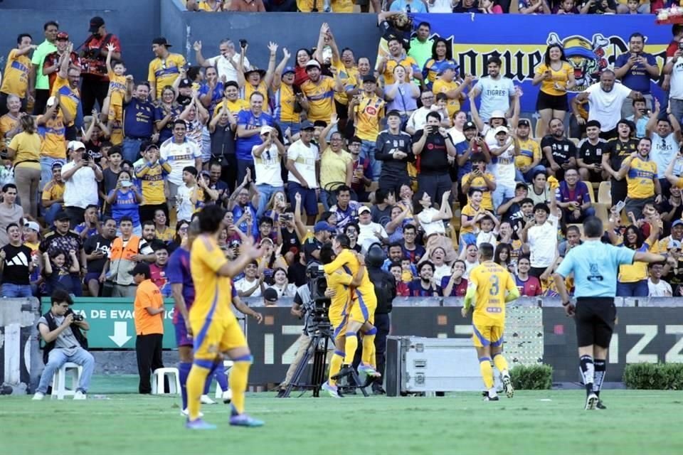 Con tres goles anotados por David 'Guaje' Villa, dos de ellos de penal, las Leyendas del Barcelona vencieron en el Uni 3-2 a las Leyendas de Tigres.