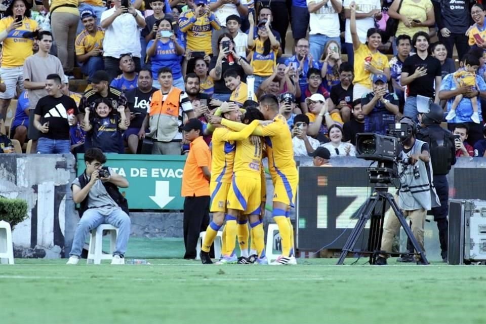 Con tres goles anotados por David 'Guaje' Villa, dos de ellos de penal, las Leyendas del Barcelona vencieron en el Uni 3-2 a las Leyendas de Tigres.