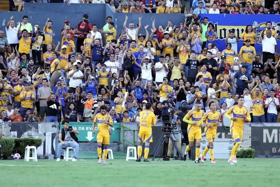 Con tres goles anotados por David 'Guaje' Villa, dos de ellos de penal, las Leyendas del Barcelona vencieron en el Uni 3-2 a las Leyendas de Tigres.