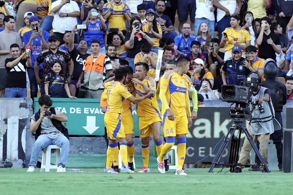 Con tres goles anotados por David 'Guaje' Villa, dos de ellos de penal, las Leyendas del Barcelona vencieron en el Uni 3-2 a las Leyendas de Tigres.