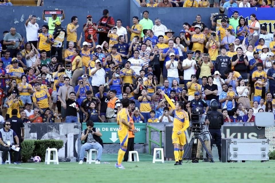 Con tres goles anotados por David 'Guaje' Villa, dos de ellos de penal, las Leyendas del Barcelona vencieron en el Uni 3-2 a las Leyendas de Tigres.