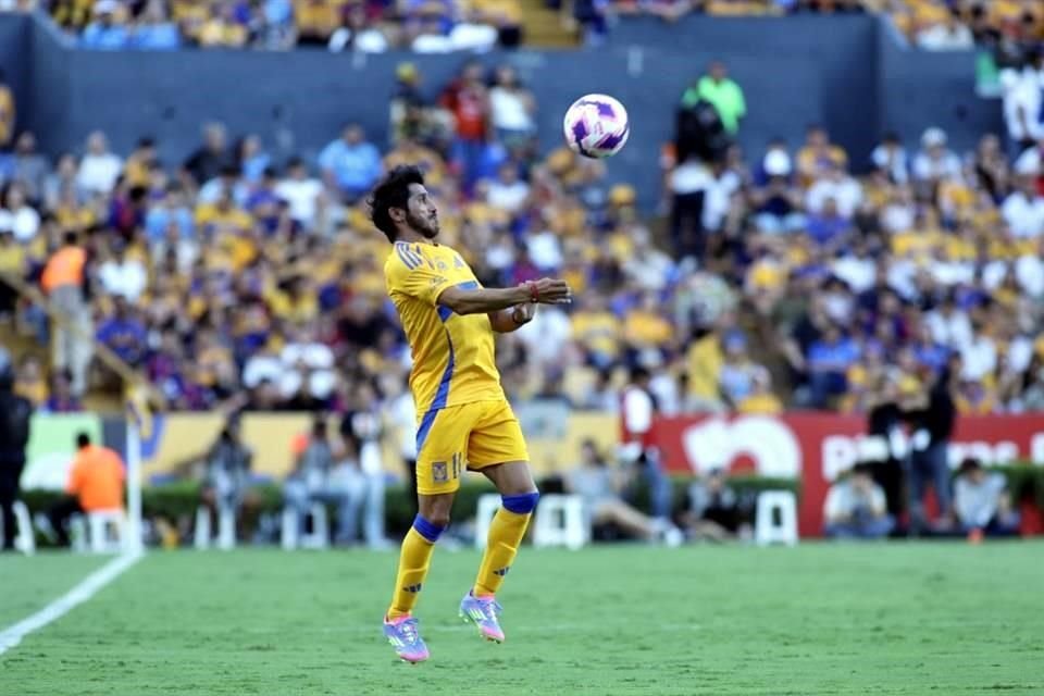 Con tres goles anotados por David 'Guaje' Villa, dos de ellos de penal, las Leyendas del Barcelona vencieron en el Uni 3-2 a las Leyendas de Tigres.