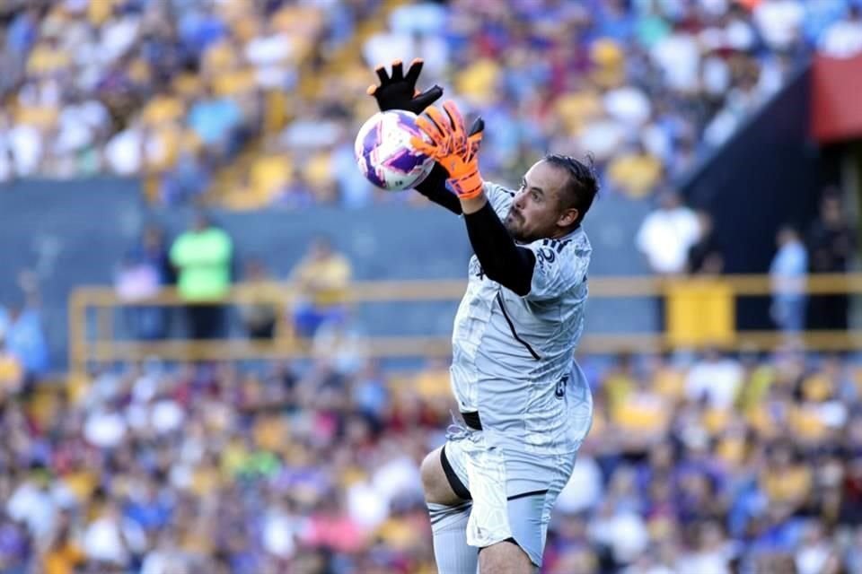 Con tres goles anotados por David 'Guaje' Villa, dos de ellos de penal, las Leyendas del Barcelona vencieron en el Uni 3-2 a las Leyendas de Tigres.
