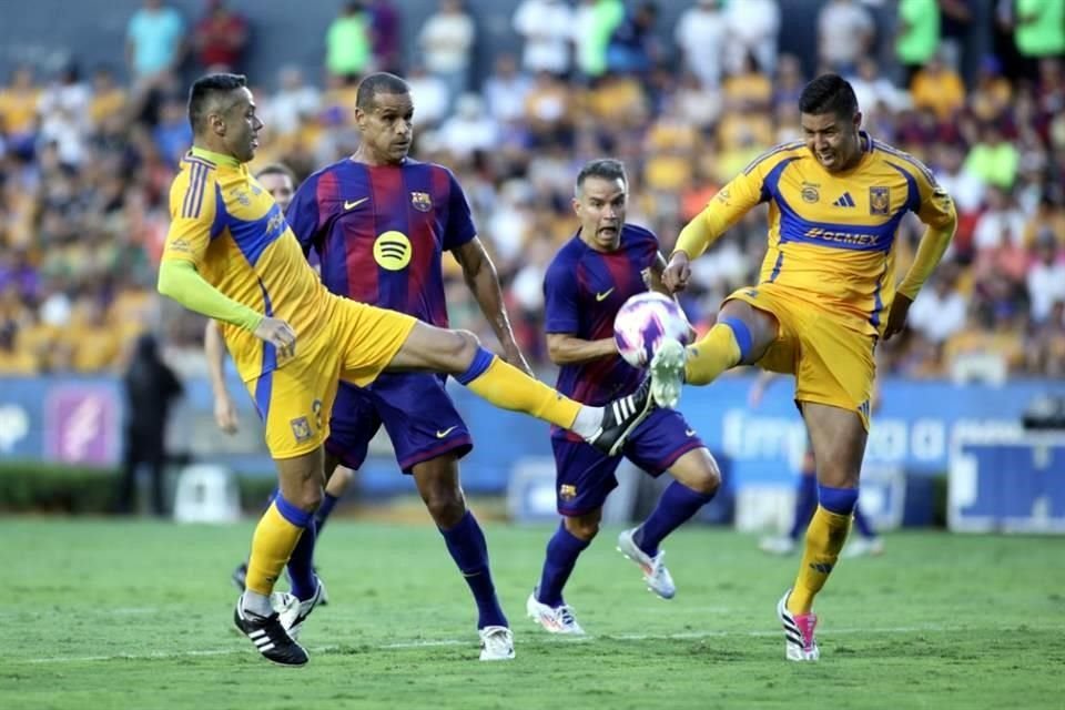 Con tres goles anotados por David 'Guaje' Villa, dos de ellos de penal, las Leyendas del Barcelona vencieron en el Uni 3-2 a las Leyendas de Tigres.