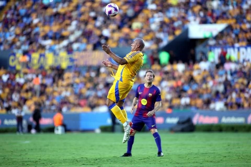 Con tres goles anotados por David 'Guaje' Villa, dos de ellos de penal, las Leyendas del Barcelona vencieron en el Uni 3-2 a las Leyendas de Tigres.