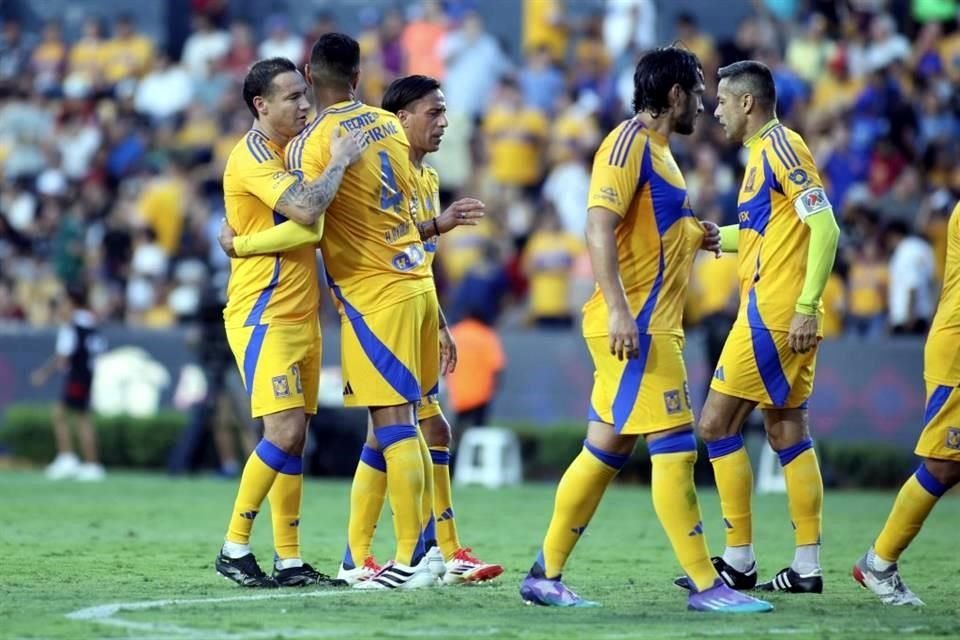 Con tres goles anotados por David 'Guaje' Villa, dos de ellos de penal, las Leyendas del Barcelona vencieron en el Uni 3-2 a las Leyendas de Tigres.