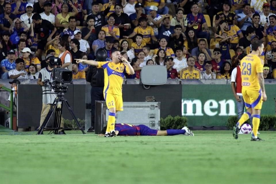 Con tres goles anotados por David 'Guaje' Villa, dos de ellos de penal, las Leyendas del Barcelona vencieron en el Uni 3-2 a las Leyendas de Tigres.