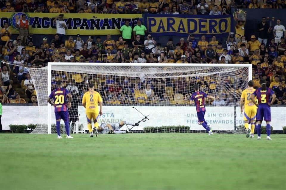 Con tres goles anotados por David 'Guaje' Villa, dos de ellos de penal, las Leyendas del Barcelona vencieron en el Uni 3-2 a las Leyendas de Tigres.