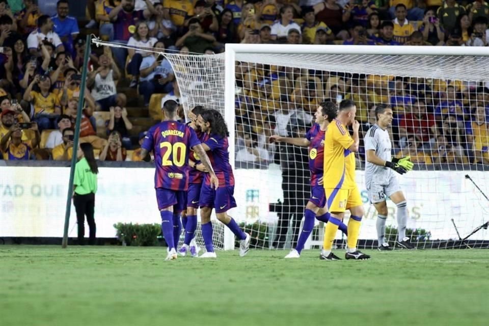 Con tres goles anotados por David 'Guaje' Villa, dos de ellos de penal, las Leyendas del Barcelona vencieron en el Uni 3-2 a las Leyendas de Tigres.