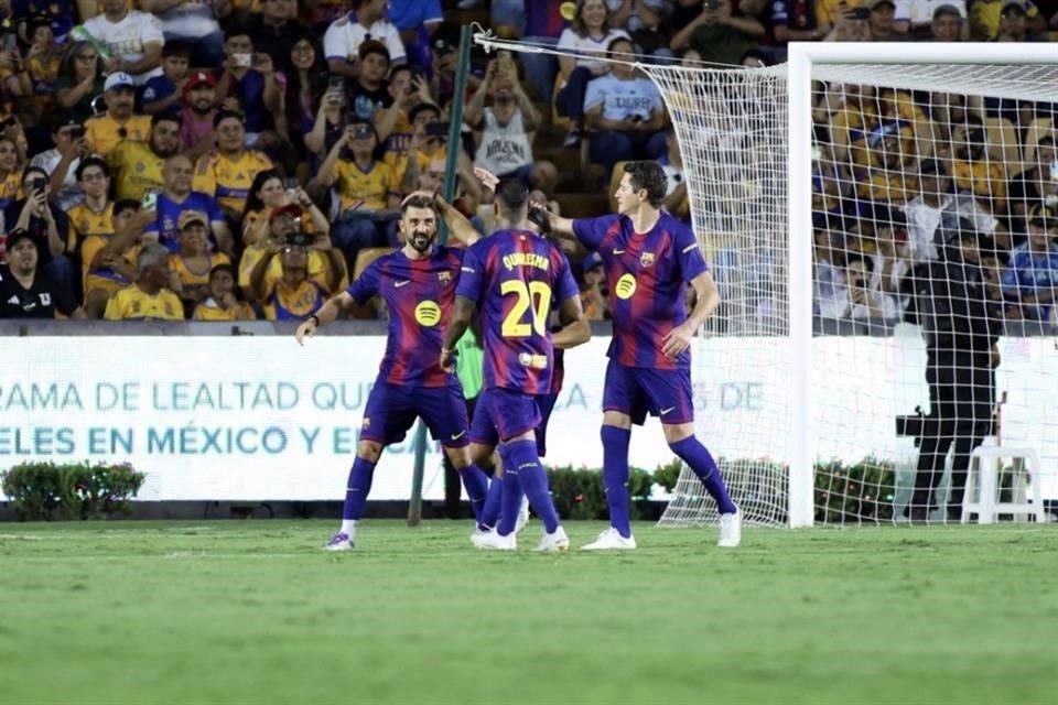Con tres goles anotados por David 'Guaje' Villa, dos de ellos de penal, las Leyendas del Barcelona vencieron en el Uni 3-2 a las Leyendas de Tigres.