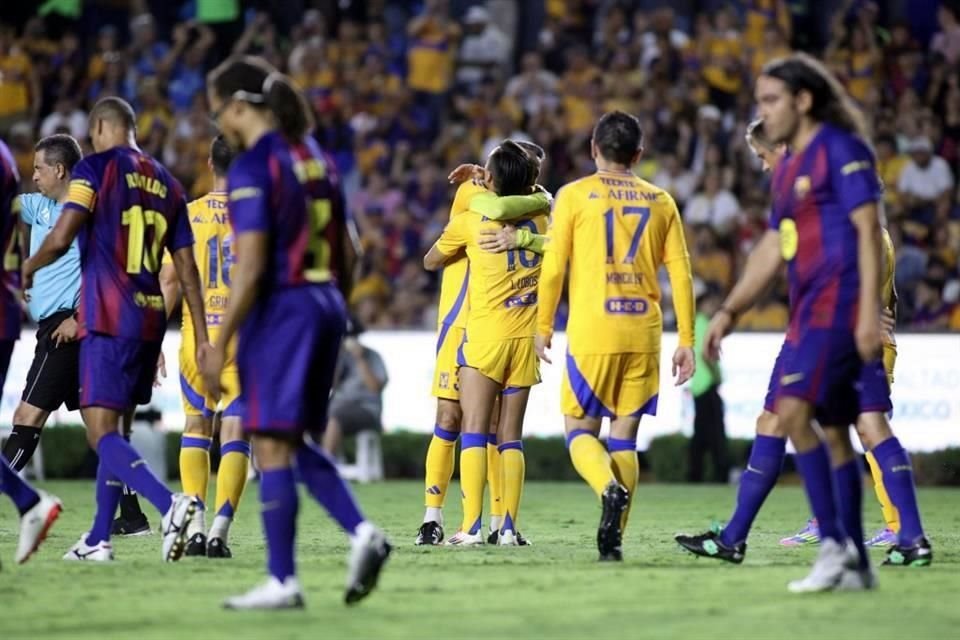 Con tres goles anotados por David 'Guaje' Villa, dos de ellos de penal, las Leyendas del Barcelona vencieron en el Uni 3-2 a las Leyendas de Tigres.