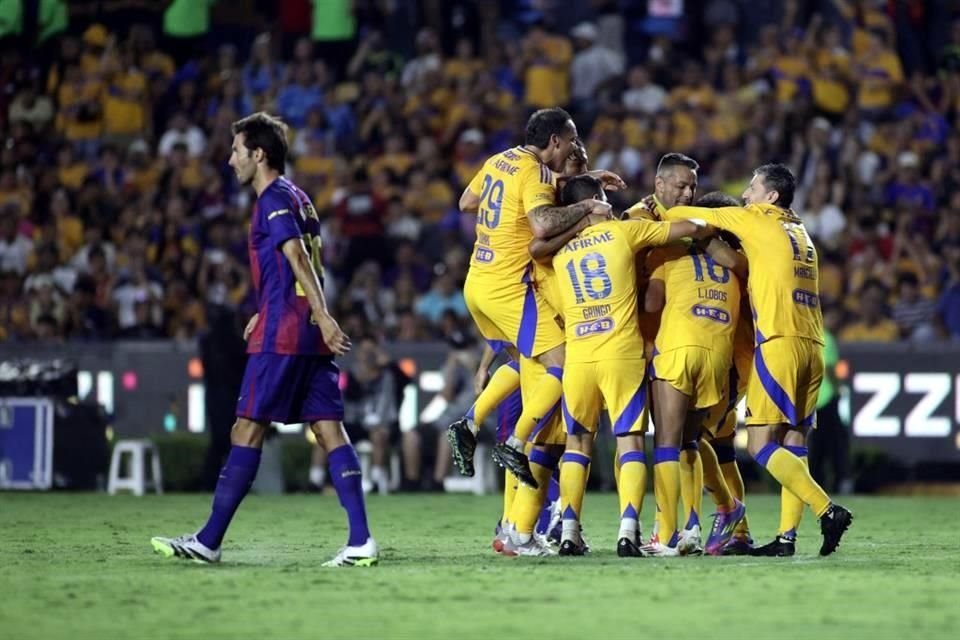 Con tres goles anotados por David 'Guaje' Villa, dos de ellos de penal, las Leyendas del Barcelona vencieron en el Uni 3-2 a las Leyendas de Tigres.