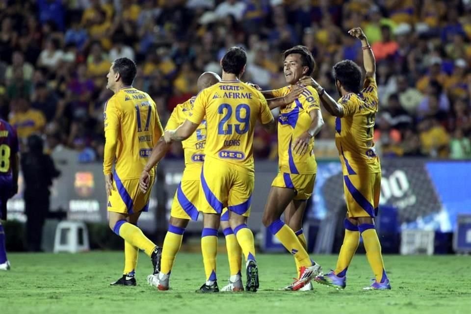 Con tres goles anotados por David 'Guaje' Villa, dos de ellos de penal, las Leyendas del Barcelona vencieron en el Uni 3-2 a las Leyendas de Tigres.