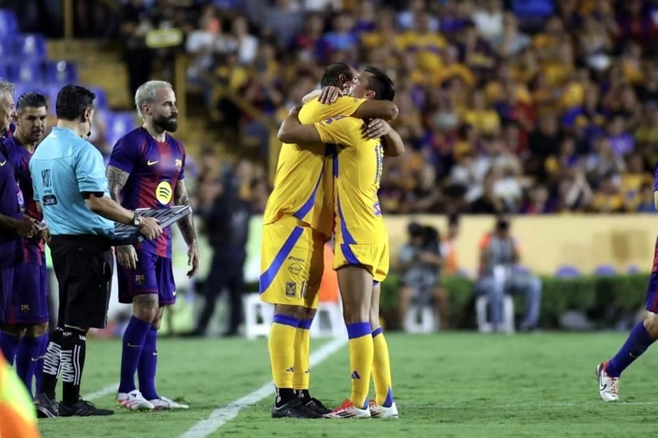 Con tres goles anotados por David 'Guaje' Villa, dos de ellos de penal, las Leyendas del Barcelona vencieron en el Uni 3-2 a las Leyendas de Tigres.