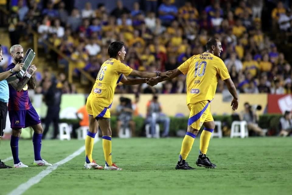 Con tres goles anotados por David 'Guaje' Villa, dos de ellos de penal, las Leyendas del Barcelona vencieron en el Uni 3-2 a las Leyendas de Tigres.