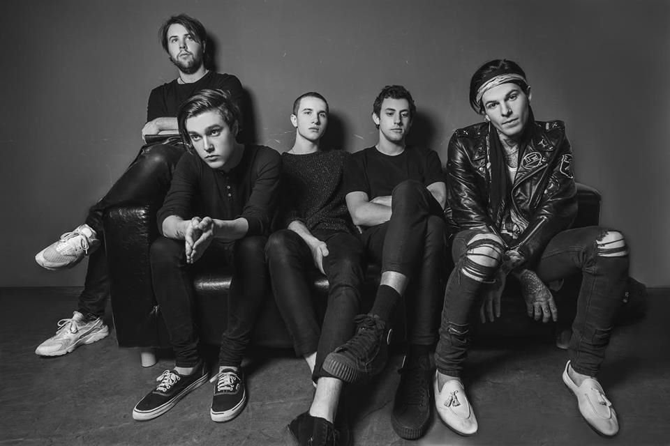 La banda de rock alternativo The Neighbourhood terminó su retiro reincorporando a su ex baterista, acusado de agresión sexual.