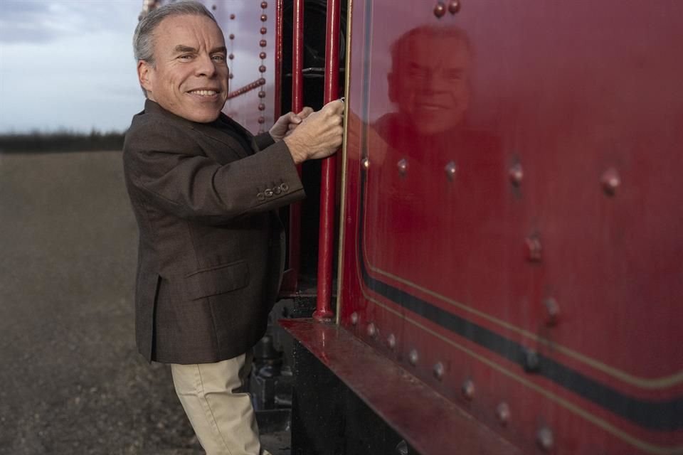 El actor británico Warwick Davis es el primer actor de la saga de películas de 'Harry Potter' que retomará su papel en la serie de TV.