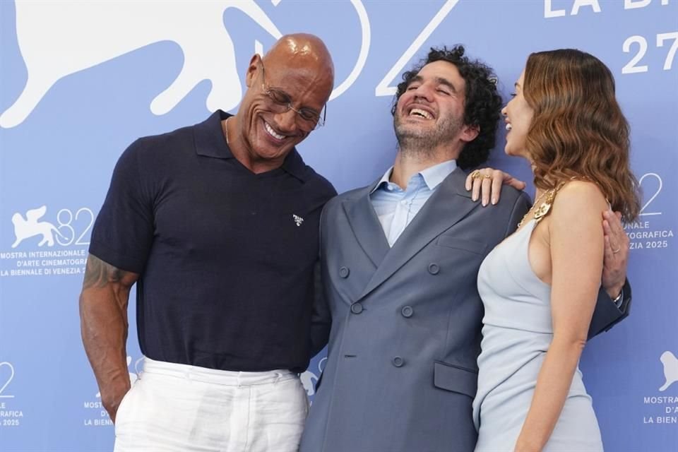 Johnson estuvo acompañado en Venecia no solo por Safdie y Blunt, sino también por el hombre al que interpreta en la película.