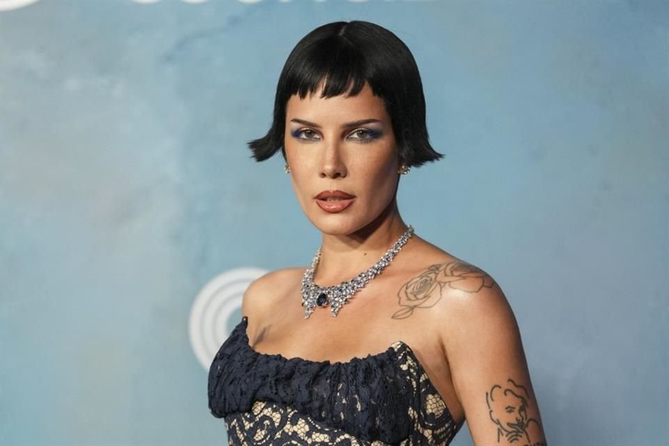 La cantante Halsey deslumbró en la gala benéfica amfAR en Venecia, donde pujó por un retrato en plato hecho por el cineasta Julian Schnabel.