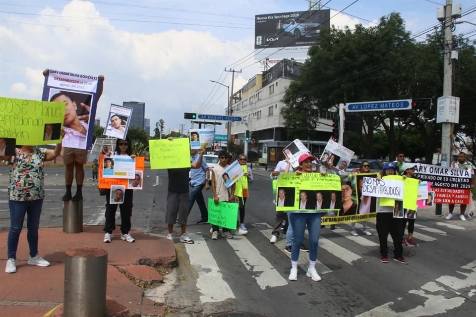 Se manifiestan por sus familiares 'levantados' cerca de la Fiscalía.
