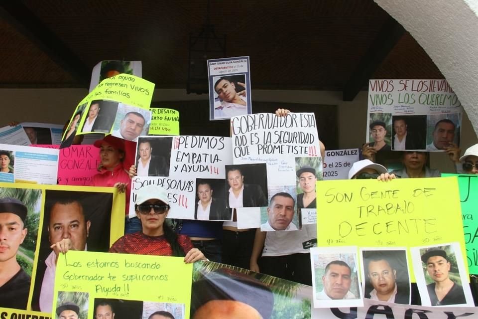 Llegaron a Casa Jalisco con la manifestación de sus tres familiares desaparecidos.