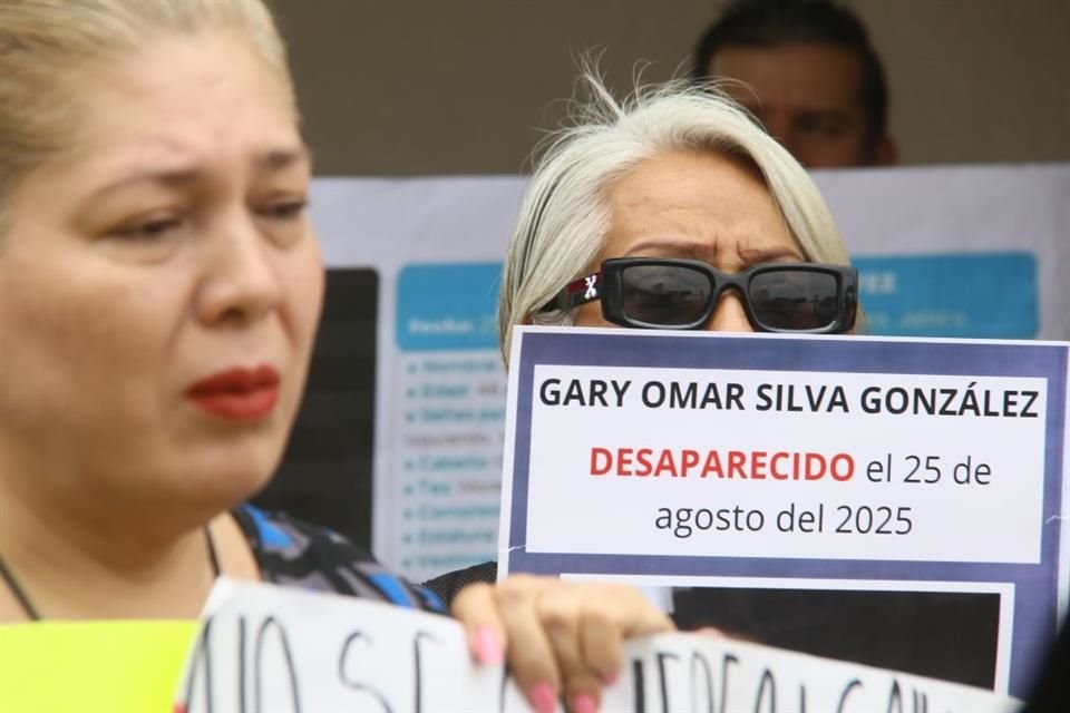 Claman justicia por sus tres familiares desaparecidos cerca de Fiscalía.