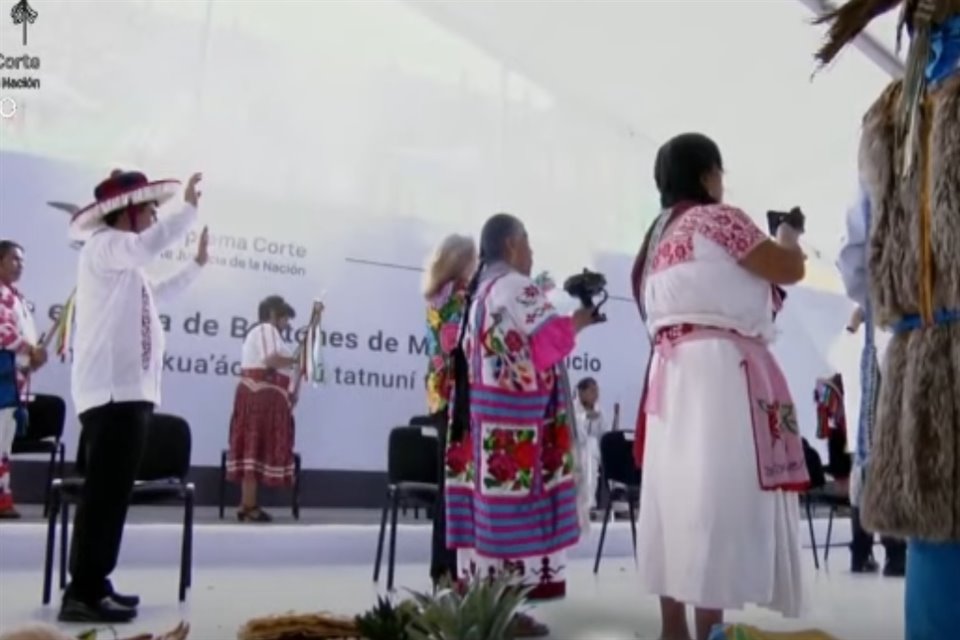 Indígenas entregaron bastones de mando a los Ministros. 