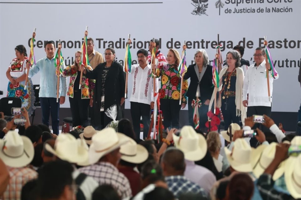 En ceremonia indígena, nuevos Ministros reciben bastones de mando y son 'purificados' previo a rendir protesta en el Senado.