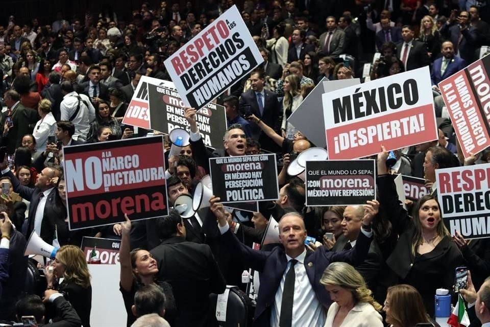 La bancada del PRI entró al salón de plenos con sirenas y altavoces, lo que interrumpió la sesión.