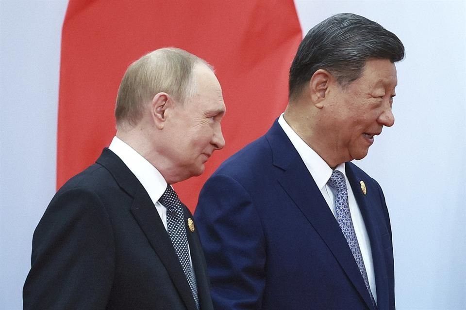 En cumbre en China, los Presidentes Xi Jinping y Vladimir Putin criticaron a EU y a Occidente, y defendieron el multilateralismo.